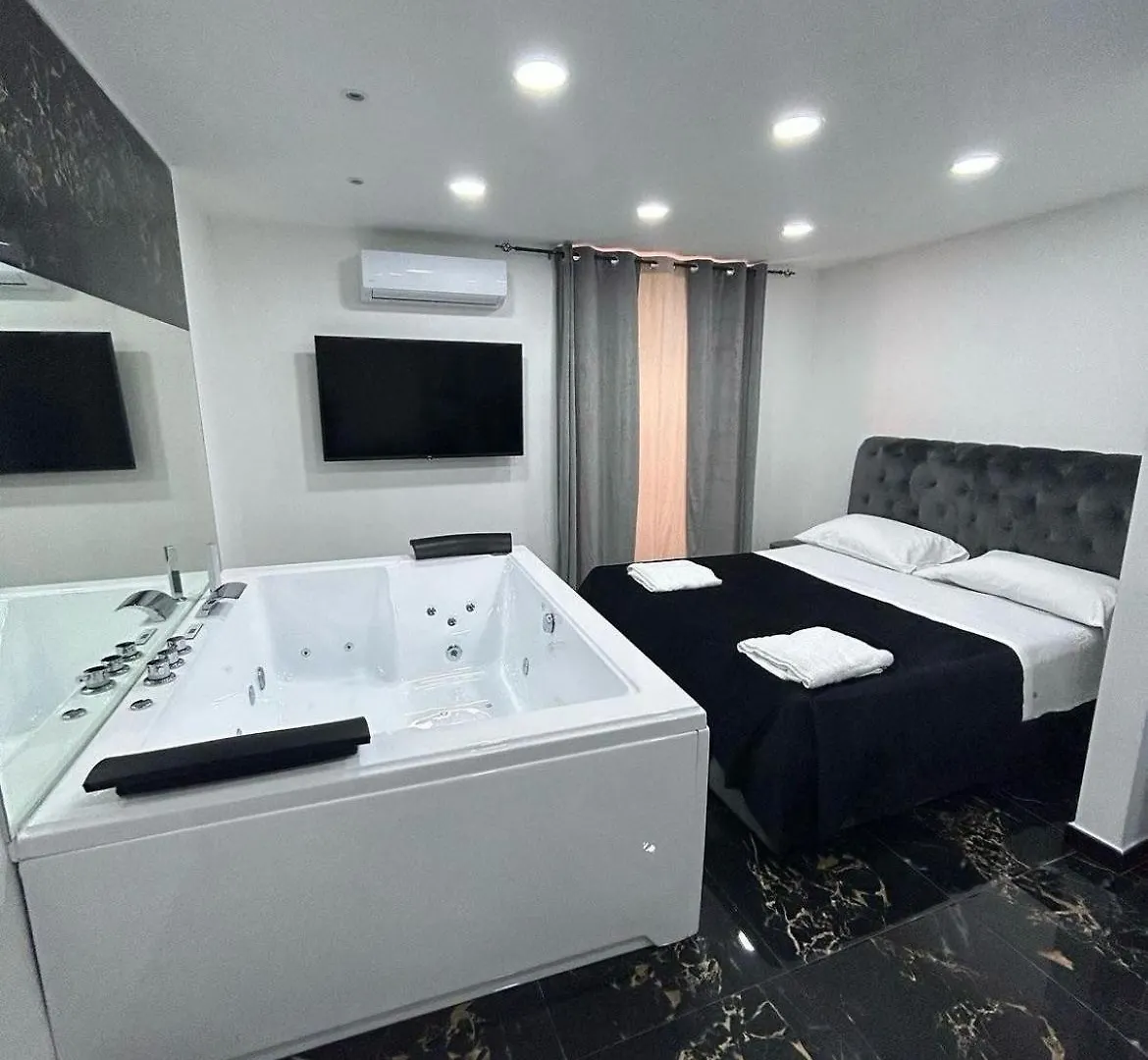 Valentino Luxury Suites Naples Apartment